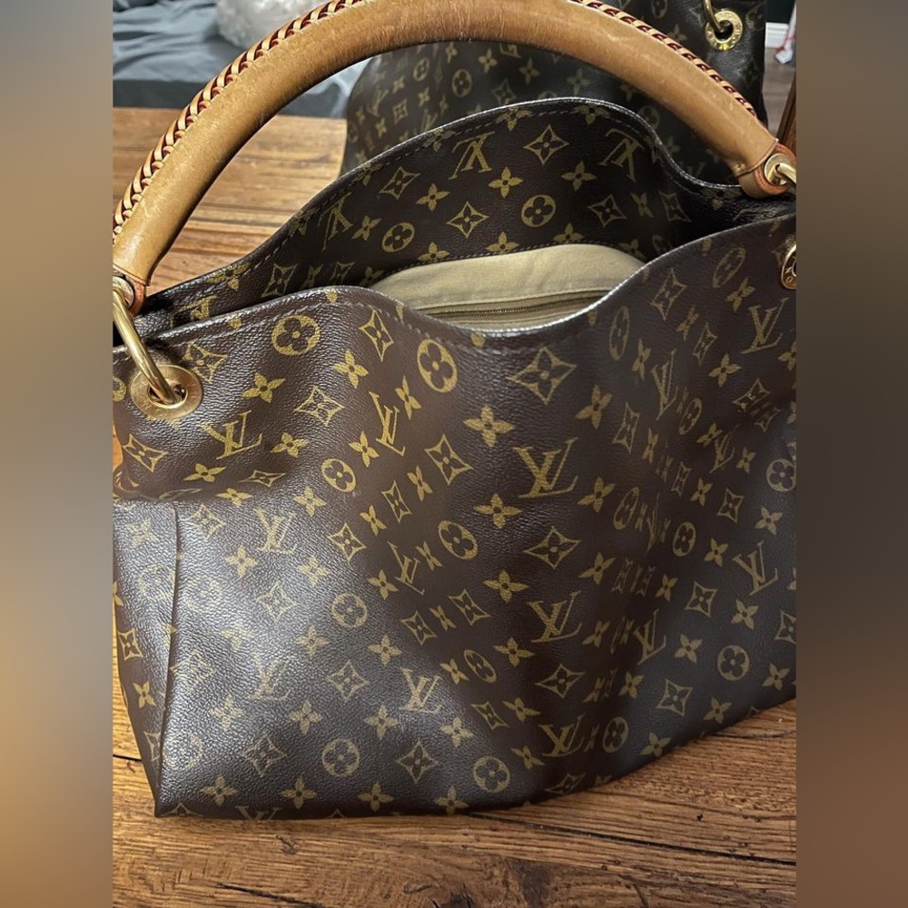 Coveted LV Monogram Artsy beautiful